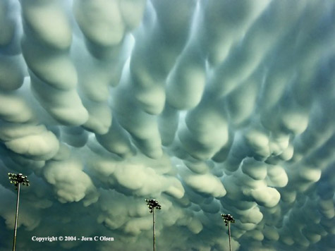 Seguimiento  de Nubes anómalas y fenómenos extraños en el cielo.  - Página 2 Rare_clouds_22